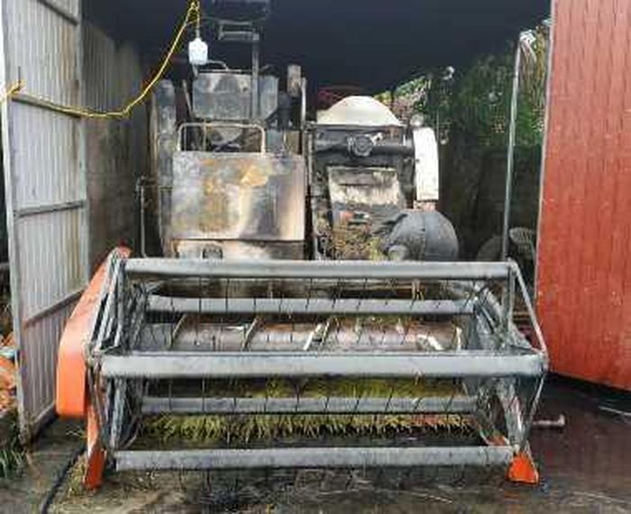 Chiếc máy gặt của gia đình ông Lân bị phóng hỏa trong đêm