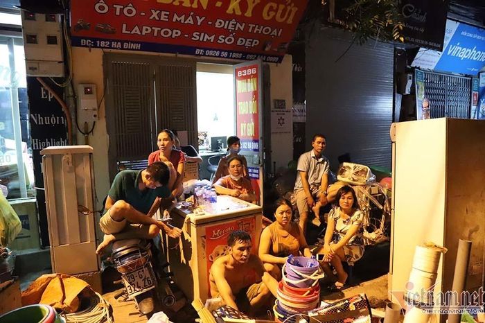  Người dân trắng đêm với lửa dữ (Ảnh: Vietnamnet)
