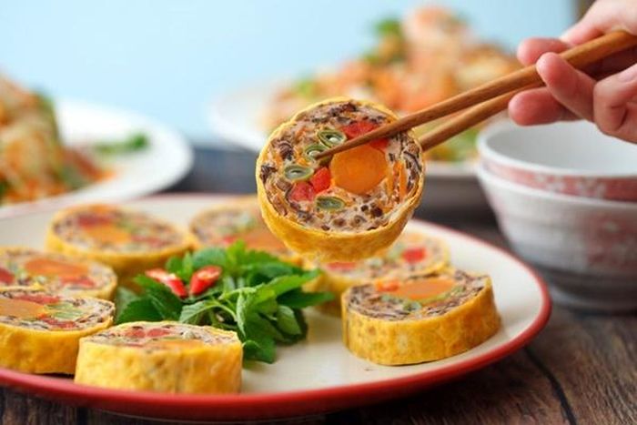 Thưởng thức chả trứng ngũ sắc ngon hết ý (Ảnh: Savoury Day)