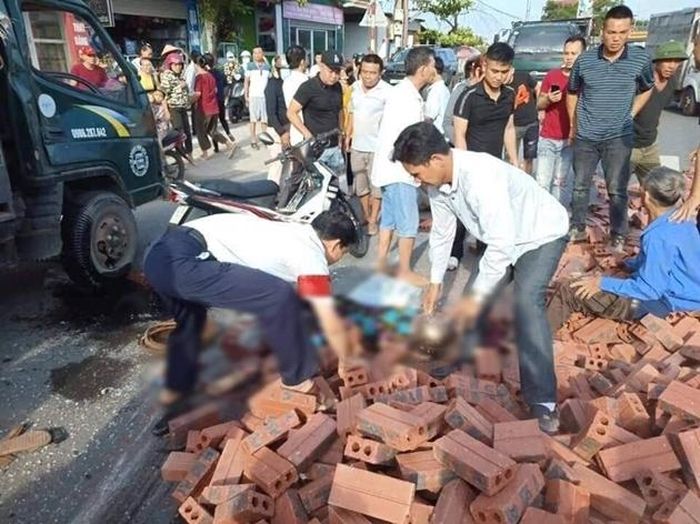 Người vợ tử vong do bị xe tải lật đè trúng.