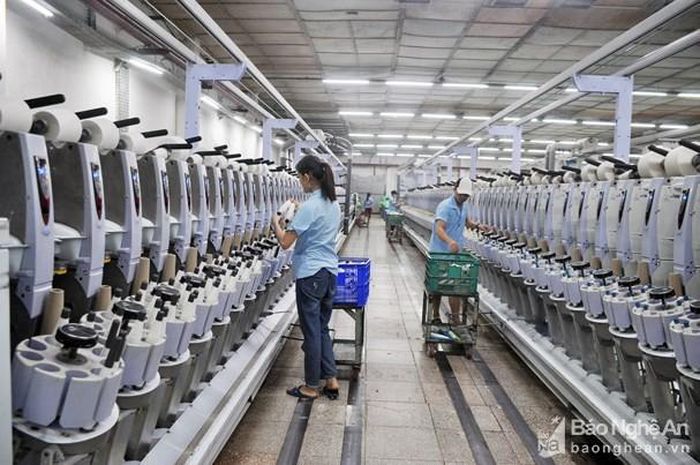 Dây chuyền sản xuất sợi tại Công ty CP Dệt may Hoàng Thị Loan. Ảnh: Thu Huyền