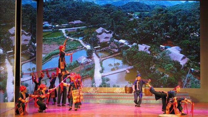 Tiết mục "Nhịp đập ngày mùa" của đoàn nghệ thuật dân tộc tỉnh Lào Cai tại đêm diễn.