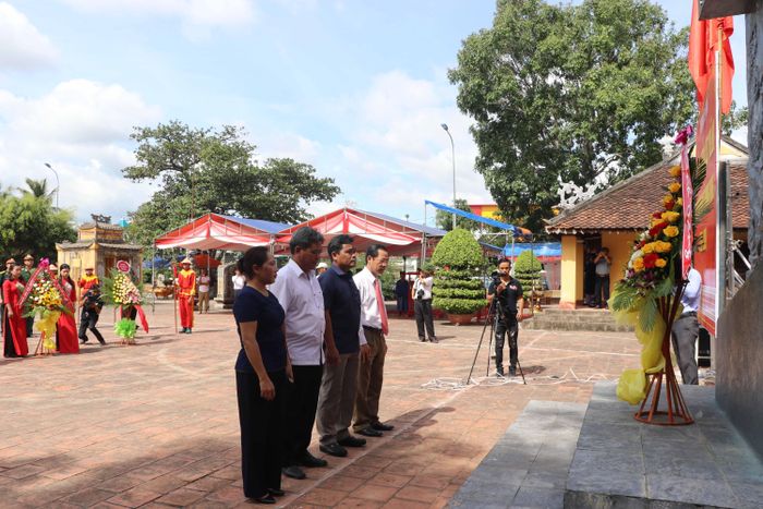 Các đồng chí lãnh đạo tỉnh dâng hoa trước tượng đài Hoàng đế Quang Trung tại An Khê trường. Ảnh: Ngọc Minh