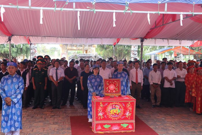 Lễ tưởng niệm Ngày mất Hoàng đế Quang Trung diễn ra trang nghiêm, thành kính theo nghi thức truyền thống. Ảnh: Ngọc Minh
