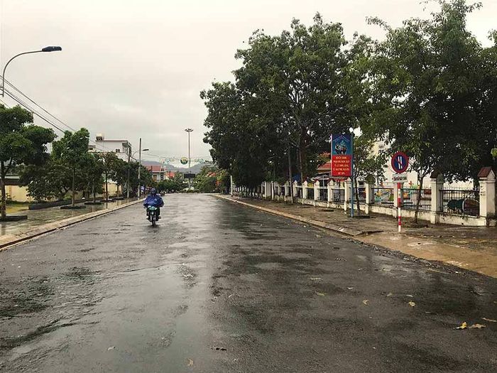 Không khí tại thị trấn Kbang trở nên dịu mát hơn khi có mưa. Ảnh: Mộc Trà