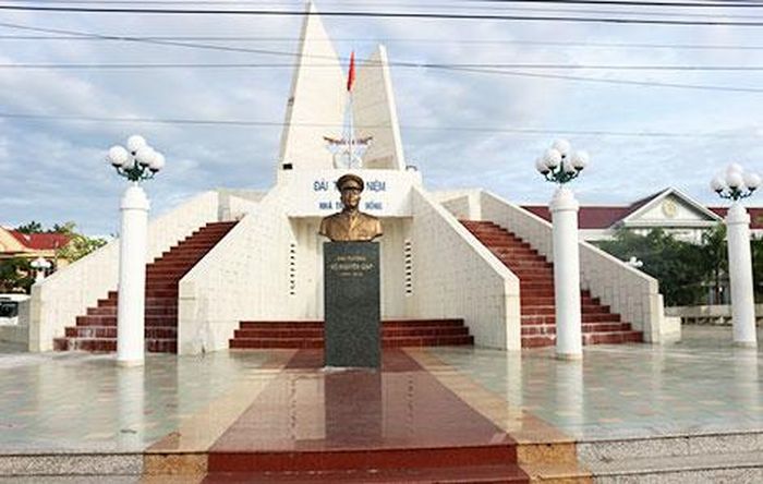 Ông Hải đầu tư xây dựng đài tượng niệm các anh hùng liệt sỹ và tượng Đại tướng Võ Nguyên Giáp ở Lý Hòa. 