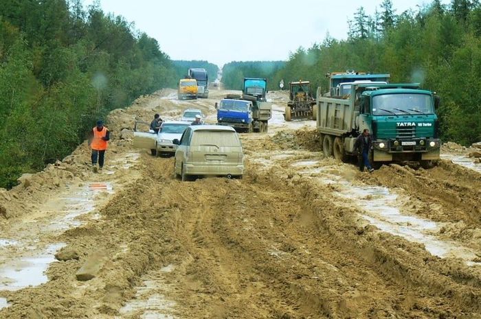 Đại lộ trải dài 1.212 km không có bóng dáng đoạn đường rải nhựa hay bê tông nào. Nguyên nhân sâu xa không phải do thiếu kinh phí xây dựng mà bởi phần đất nền yếu, không đủ bền vững để rải nhựa. Ảnh: Brainparking.