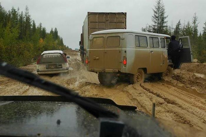 Yakutsk là một trong những nơi lạnh nhất thế giới với sự chênh lệch nhiệt độ lớn giữa mùa đông và hè. Trong suốt mùa đông kéo dài 10 tháng, nhiệt độ giảm mạnh, lạnh thấu xương. Xe cộ khi di chuyển cũng thường xuyên bị chết máy. Dù đông hay hè, đại lộ Lena cũng là một trong những cung đường nguy hiểm và đáng sợ. Ảnh: Dangerous roads and bridges.