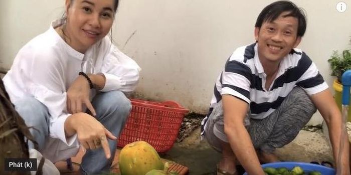 Hoài Linh rửa trái cây, chiêu đãi Cát Phượng.