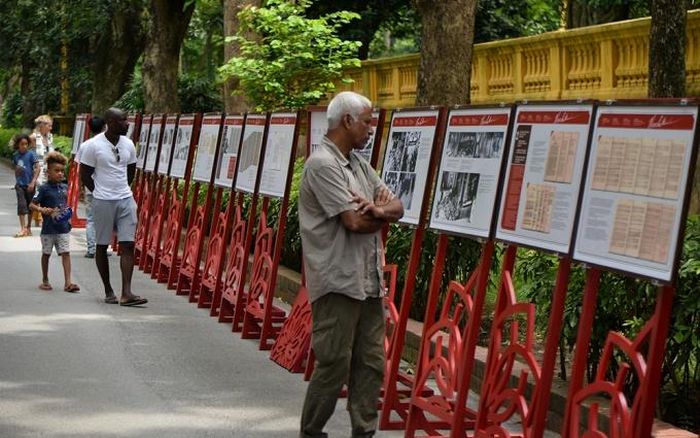 Triển lãm “Hồ Chí Minh: Cuộc đời và sự nghiệp từ tài liệu lưu trữ Việt Nam và quốc tế” được tổ chức trong khuôn viên Khu di tích Chủ tịch Hồ Chí Minh, thu hút sự quan tâm của du khách nước ngoài.