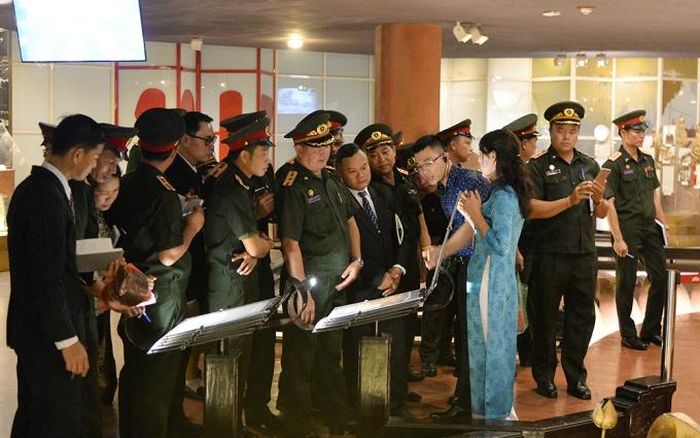 Đoàn cán bộ Công đoàn Quân đội nhân dân Lào đang có chuyến thăm và làm việc tại Việt Nam cũng giành thời gian để tham quan các tư liệu, hiện vật về Bác Hồ được trưng bày tại bảo tàng.