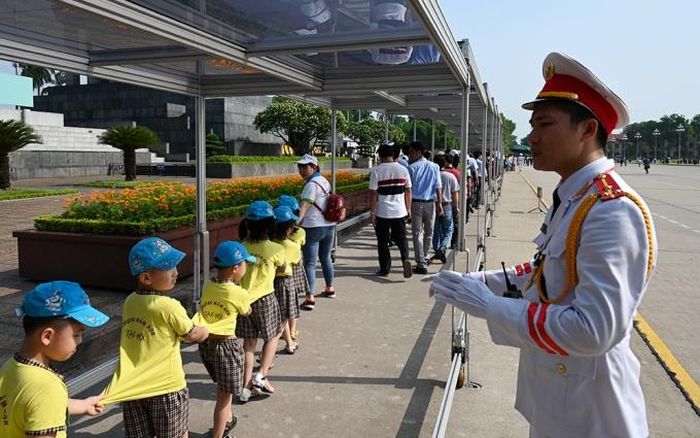 Các chiến sĩ thuộc Bộ Tư lệnh Bảo vệ Lăng Chủ tịch Hồ Chí Minh hướng dẫn người dân trước khi vào viếng Bác.
