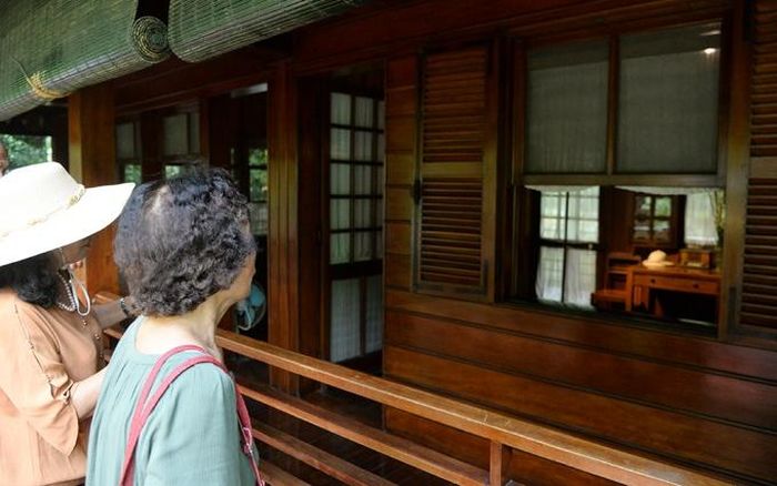 Du khách lưu lại hình ảnh những kỷ vật được Chủ tịch Hồ Chí Minh sử dụng tại Nhà sàn Bác Hồ.