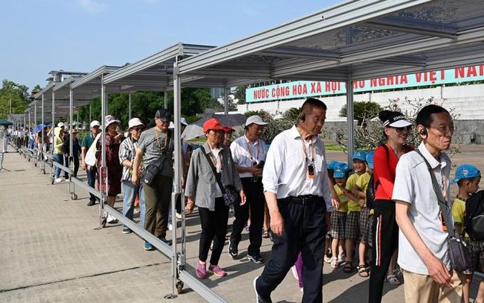 Từ trẻ em, người già đến du khách nước ngoài đều một lòng hướng về Người.