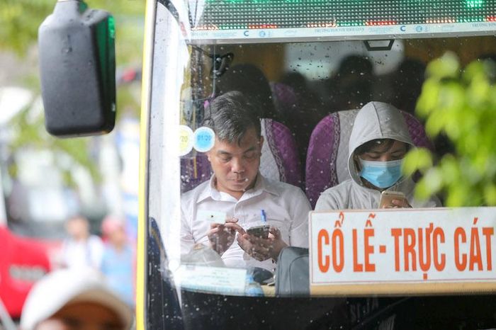Để bảo đảm an ninh trật tự, an toàn giao thông, Giám đốc bến xe Giáp Bát yêu cầu các lực lượng chức năng kiểm tra và ngăn chặn việc vận chuyển chất nổ, chất cháy, hàng cấm, hàng giả, triệt phá các tệ nạn xã hội như cờ bạc, cò mồi, rê dắt khách... xử lý nghiêm các hiện tượng xe vòng vo đón khách trước cửa bến xe.