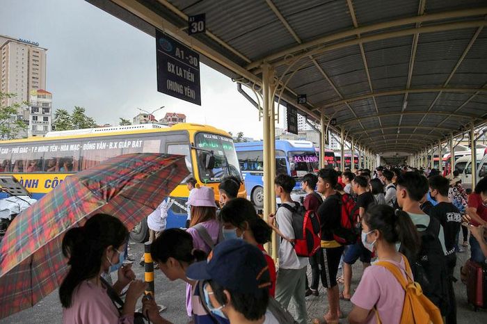 Tuy nhiên, đến khoảng 17 giờ 30 phút, trời Hà Nội bất ngờ đổ cơn mưa lớn khiến người dân về quê vất vả hơn.
