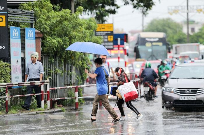 Ai cũng vội vàng chạy về phía bến xe để tránh mưa.