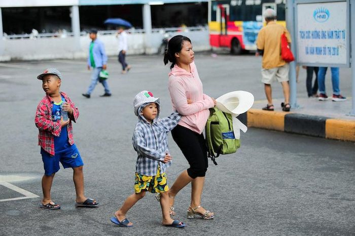 Các em nhỏ cũng được bố mẹ đón về sớm để theo về quê nghỉ lễ.