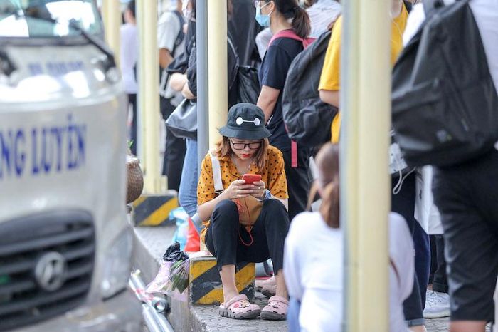 Ông Nguyễn Tất Thành - Giám đốc bến xe Giáp Bát cho biết, bến xe đã tăng cường xe khách, đồng thời lên phương án dự phòng các xe tăng cường trên các tuyến để kịp thời giải tỏa khách tăng đột biến tại bến xe, hạn chế thấp nhất việc ứ đọng khách trong bến xe. Tuy nhiên, theo đánh giá của Giám đốc Bến xe Giáp Bát, lượng khách chỉ nhích lên đôi chút so với thường ngày và không biến động nhiều.