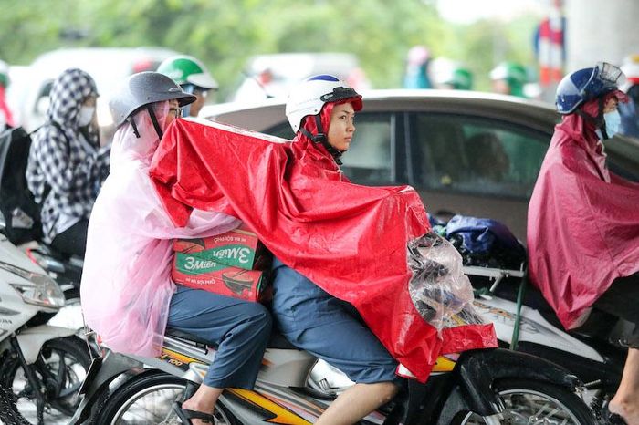 Nhiều người chọn đi xe máy về quê.