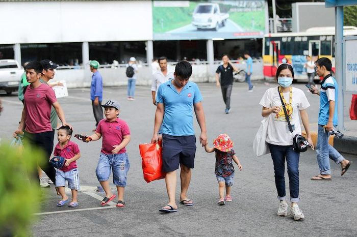 Theo ghi nhận, lượng người đổ về bến xe Giáp Bát có phần tăng nhẹ so với ngày thường.