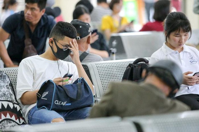 Phía trong bến xe, những hành khách tranh thủ nghỉ ngơi đợi những chuyến xe đêm để về nhà.