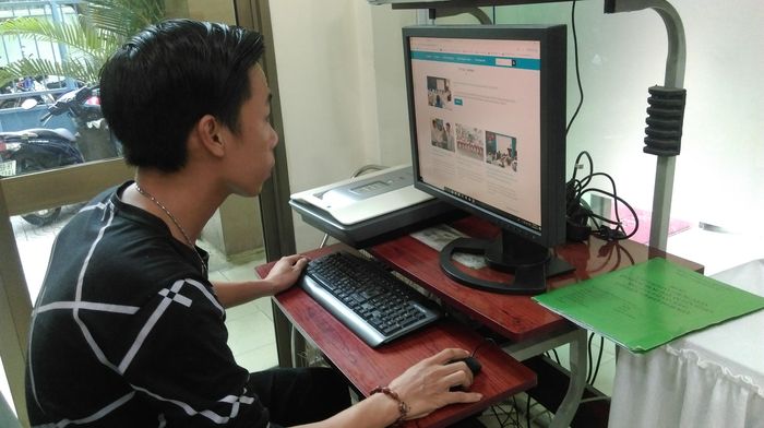 Người dân tra cứu thông tin trên Trang thông tin điện tử phường 12 quận 10. Ảnh: ÁI CHÂN
