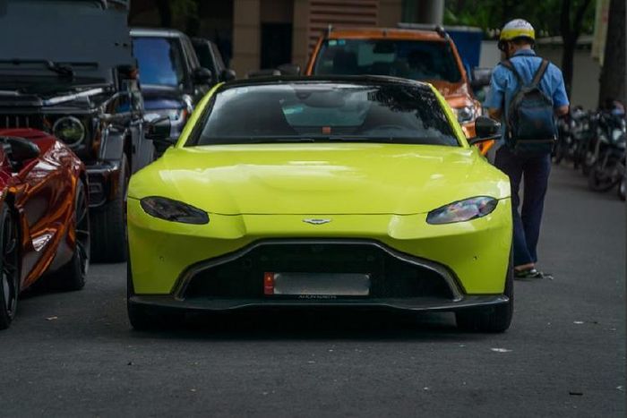 Về mặt tiện ích, New Vantage sở hữu các trang bị tiêu chuẩn như: nút khởi động Start/Stop, hỗ trợ đỗ xe với các cảm biến ở xung quanh xe, hệ thống thông tin giải trí COMAND Online của Mercedes-Benz, với màn hình trung tâm LCD 8 inch và hệ thống âm thanh của Aston Martin. Giá xe Aston Martin Vantage mới được phân phối chính hãng bởi đại lý Aston Martin TP HCM với mức giá khởi điểm từ 14,988 tỷ đồng.