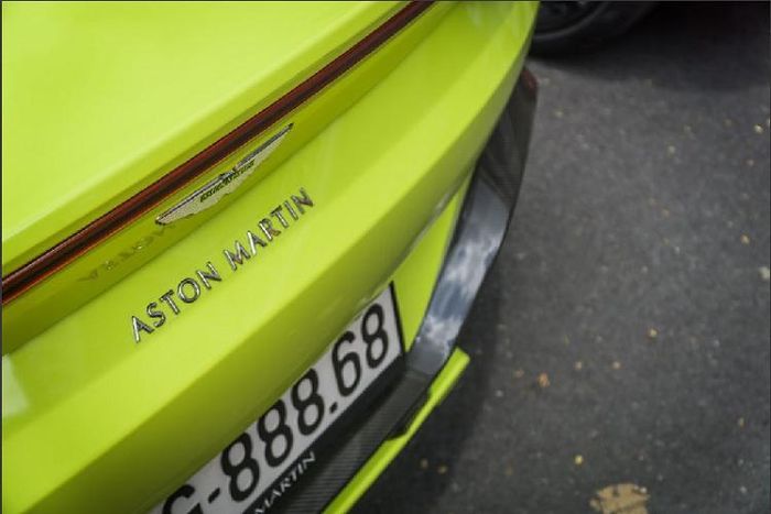 Aston Martin ssở hữu động cơ V8 tăng áp kép, dung tích 4.0 lít do Mercedes-AMG phát triển và sản xuất. Động cơ này có khả năng sản sinh công suất cực đại 503 mã lực cùng mô-men xoắn cực đại 685 Nm, ngang với đàn anh DB11. Sức mạnh này được truyền đến bánh sau của xe thông qua hộp số ZF 8 cấp, nhờ đó, xe có khả năng tăng tốc lên 100 km/h trong 3,6 giây trước khi đạt vận tốc tối đa 313 km/h.