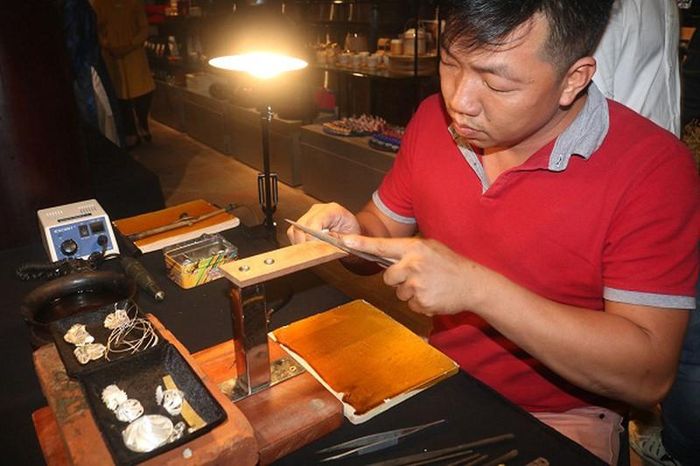  Nghệ nhân giới thiệu chế tác kim hoàn 