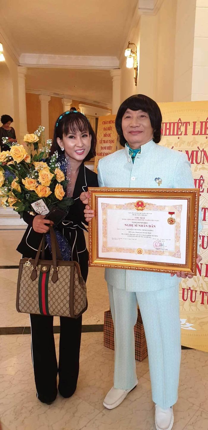 Nghệ sĩ cải lương Minh Vương bay từ miền Nam ra Hà Nội để nhận danh hiệu NSND