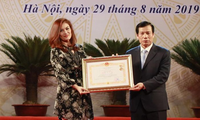 Nghệ sĩ Hoa Thúy trong ngày vui được nhận bằng trao tặng danh hiệu NSƯT.