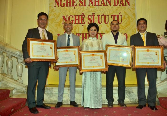 Nhà hát Múa rối Thăng Long vinh dự có 5 nghệ sĩ góp tên trong danh sách NSƯT: Nguyễn Hoàng Bảo Khánh, Lê Tuấn Linh, Nguyễn Thanh Hùng, Phạm Thị Tố Loan và Bạch Quốc Khanh.