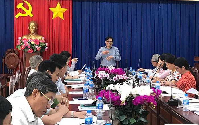 Phó chủ tịch HĐND tỉnh Nguyễn Sơn Hùng chủ trì buổi làm việc tại UBND thành phố Biên Hòa.