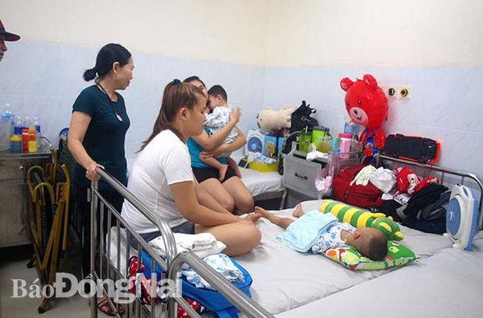 Số lượng bệnh nhân mắc SXH vẫn đang tăng cao. Trong ảnh: Một bệnh nhi đang được điều trị SXH tại Bệnh viện Nhi đồng Đồng Nai