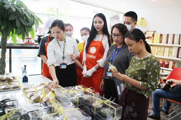Chi cục ATVSTP và các cơ quan chuyên môn kiểm tra quy trình sản xuất bánh của Công ty TNHH Thanh Bình tại phường Hoàng Văn Thụ (T.P Thái Nguyên).