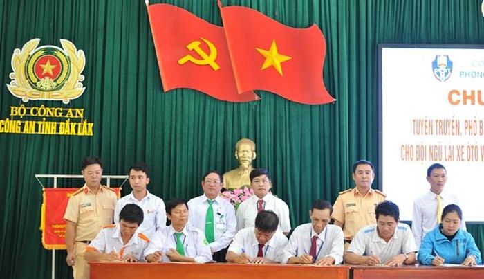 Đại diện các hãng vận tải ký cam kết chấp hành nghiêm pháp luật về trật tự ATGT tại buổi tuyên truyền