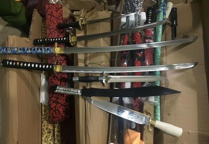 Hàng trăm cây dao, kiếm các loại được Cơ quan công an thu giữ.
