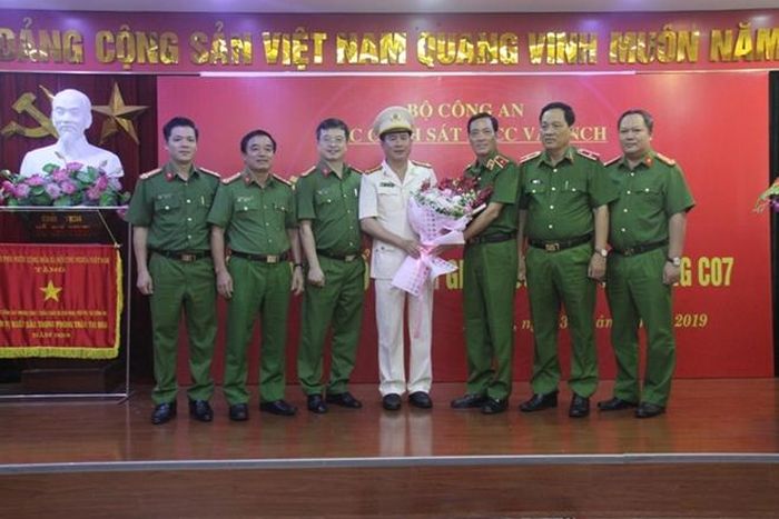Lãnh đạo Cục Cảnh sát PCCC và CNCH tặng hoa chúc mừng Đại tá Nguyễn Tuấn Anh