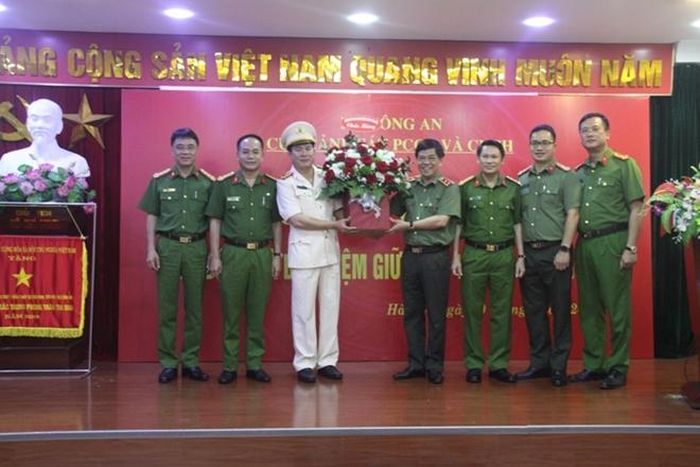 Trung tướng Đoàn Duy Khương, Giám đốc Công an TP Hà Nội tặng hoa chúc mừng Đại tá Nguyễn Tuấn Anh