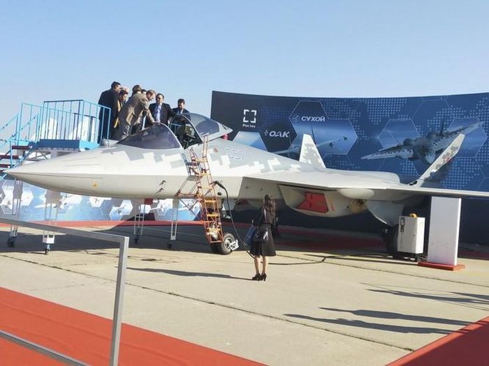  Trong số những phái đoàn quân sự nước ngoài tới tham quan chiếc Su-57E thì Thổ Nhĩ Kỳ được chú ý nhiều nhất, bởi vì khả năng cao họ sẽ là khách hàng đầu tiên của chiếc chiến đấu cơ này. 
