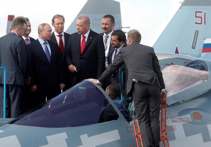  Tổng thống Thổ Nhĩ Kỳ Tayyip Erdogan trong chuyến công du tại Nga đã xem xét rất kỹ chiếc Su-57E và cho biết đã có có kế hoạch đặt mua trong tương lai gần. 