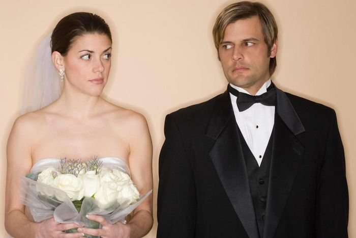 Để đám cưới diễn ra hoàn toàn đúng theo mong muốn của mình, nhiều cô dâu không ngần ngại đưa ra những yêu cầu quá đáng cho người thân, bạn bè. Ảnh: The Sun. 
