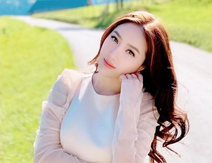 "Tôi muốn bảo vệ cho hạnh phúc của mình được bình yên. Vậy nên nếu chưa cưới, tôi sẽ không bao giờ khoe với công chúng. Đến khi lên xe hoa, tôi sẽ công khai, không giấu giếm gì cả. Những thứ bên ngoài lấp lánh, lung linh trước chưa chắc bên trong đã như vậy", Bảo Thy nói thêm. 