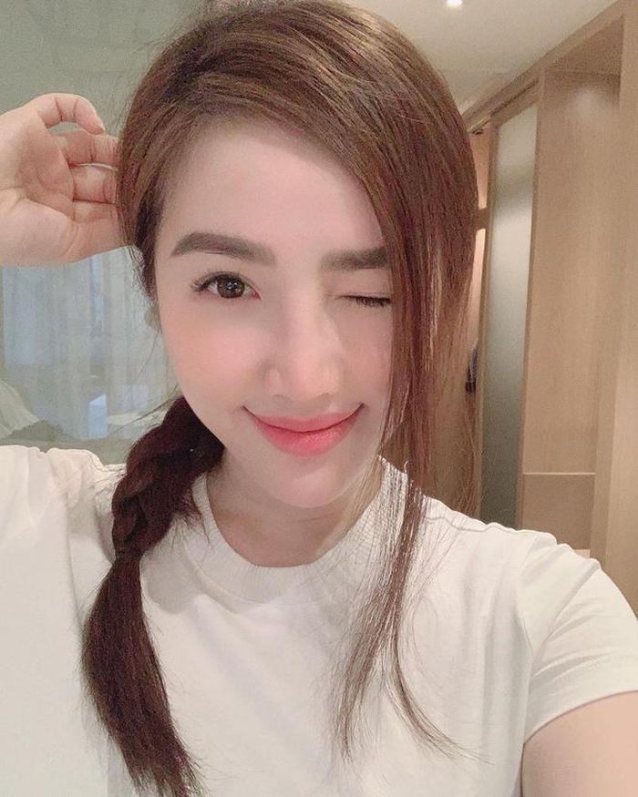 Mới đây, trên Instagram, Bảo Thy đăng ảnh selfie với mái tóc tết trẻ trung. Cô chú thích: "Bạn bao nhiêu tuổi không quan trọng. Quan trọng là tâm hồn bạn luôn vui tươi như trẻ thơ là sẽ hiện lên gương mặt hết đó". Với khoảnh khắc này, cô được người hâm mộ khen xinh xắn, trẻ hơn so với tuổi 31. Thành viên dtt0807 bình luận: "Thy chưa 18 đây mà".