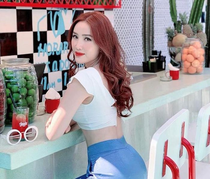 Trước đó, giọng ca Là con gái phải xinh gây chú ý khi chia sẻ ảnh khoe đường cong gợi cảm và tâm sự: "Phụ nữ hãy đẹp mỗi ngày, đừng chỉ đẹp khi cần. Hãy luôn tỏa sáng vì một cuộc sống tươi đẹp". 