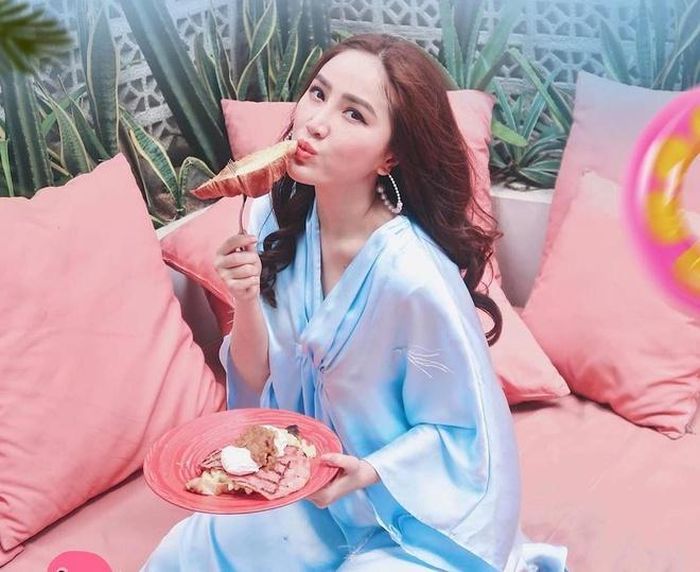 Vì luôn giữ được nhan sắc rạng rỡ sau nhiều năm hoạt động showbiz, Bảo Thy bị nghi can thiệp phẫu thuật thẩm mỹ. Trả lời về vấn đề này, cô cho hay: "Tôi không hề 'dao kéo' mà chỉ dùng những biện pháp can thiệp bình thường như tiêm da. Tôi không hiểu vì sao mọi người luôn muốn ép tôi nhận những điều tôi không làm".