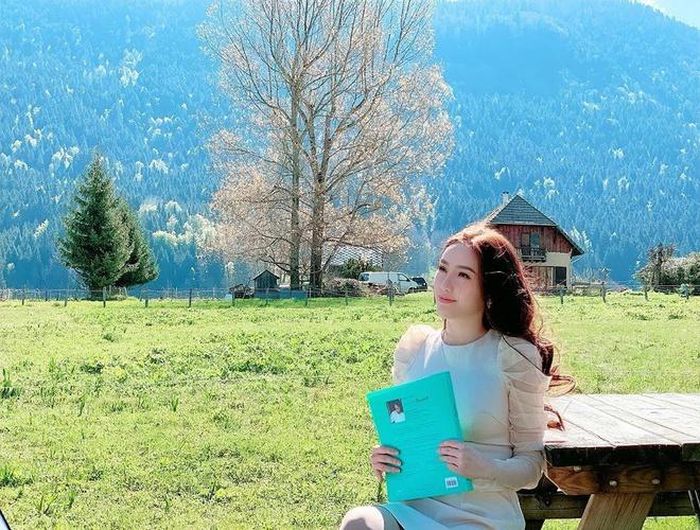Hôm 22/8, ca sĩ 31 tuổi đã viết tâm thư gửi người hâm mộ sau khi có bài viết nói cô đã qua thời hoàng kim và đang chật vật lấy lại hào quang. Theo Bảo Thy, hiện tại cô không có suy nghĩ ganh đua hay phải chứng tỏ vị trí của mình trong showbiz.