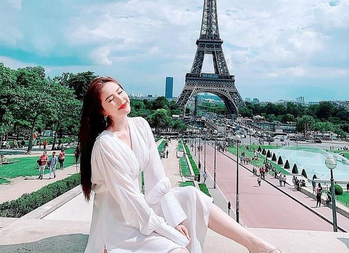 Ở tuổi 31, cô thường xuyên tâm sự về những quan điểm của phụ nữ trong tình yêu. Bảo Thy từng viết: "Là phụ nữ đừng yêu nhiều quá. Yêu đủ vừa để xa xót vừa thôi. Hôm nay còn yêu mai có thể xa rồi. Yêu vừa đủ, để dành mà yêu tiếp. Là phụ nữ đừng thờ ơ sự nghiệp. Có thể chỉ làm công việc thường thôi. Nhưng đủ để tự tin, hãnh diện với đời. Ta độc lập và chẳng thèm dựa dẫm".