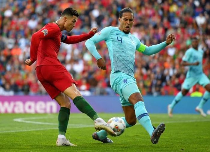  Mặc dù ở ngoài đời, Ronaldo vẫn chưa thể đi bóng qua Van Dijk nhưng trong game, điều này hoàn toàn có thể xảy ra. Tốc độ của siêu sao Bồ Đào Nha là 83, trong khi con số này của Van Dijk chỉ là 73, đó là một chênh lệch khá lớn. Ảnh: Getty Images. 